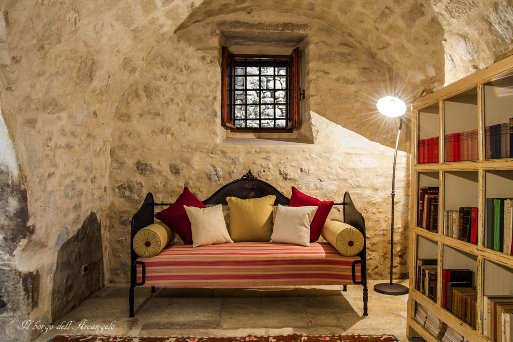 Il Borgo Dell'Arcangelo Tuili Pokoj fotografie