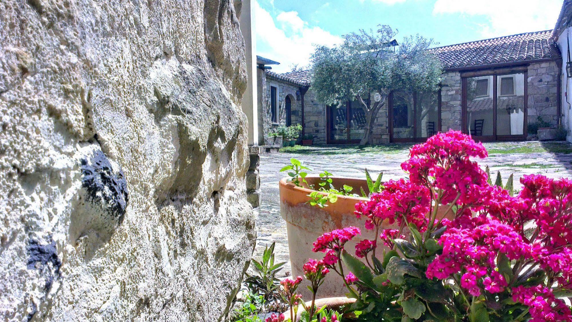 Il Borgo Dell'Arcangelo Tuili Exteriér fotografie